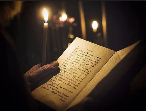 Чтение в церкви молитвы из книжки при свечах